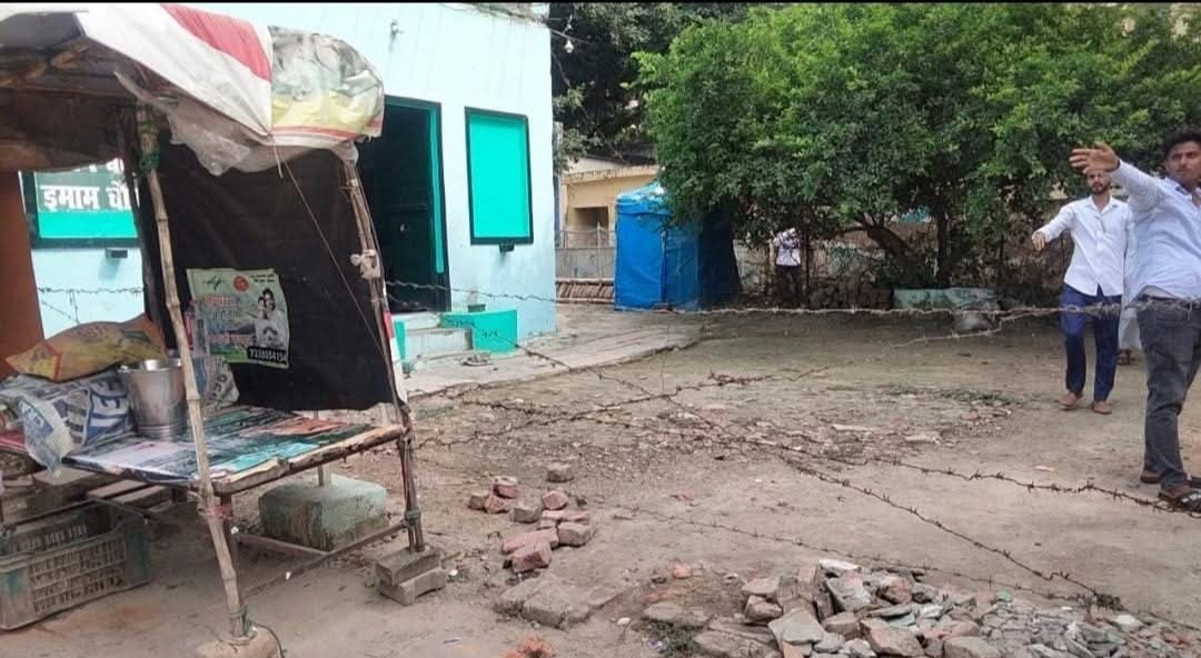 “नगर निगम की ज़मीन पर इमामबाड़ा! दुर्गाकुंड में अवैध कब्ज़ा उजागर, निगम ने शुरू की कार्रवाई”