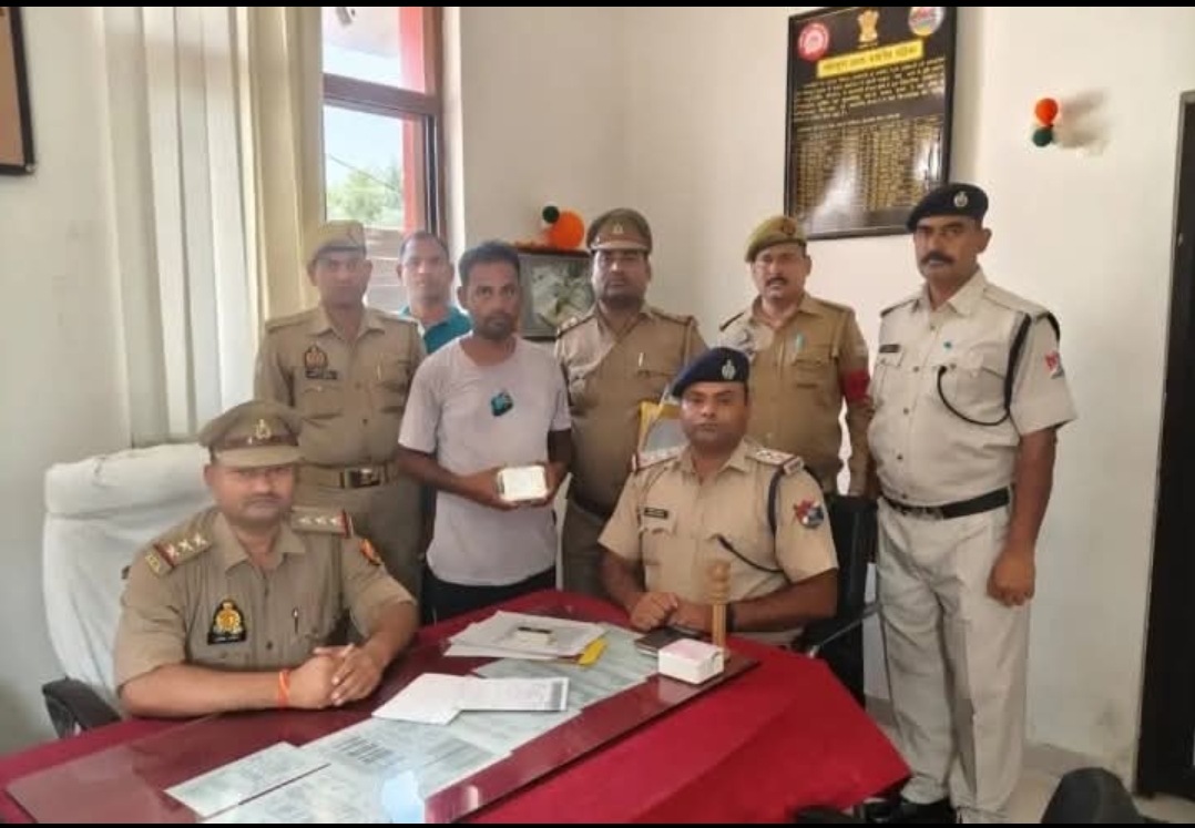 वाराणसी कैंट स्टेशन पर बम की फर्जी सूचना देने वाला गिरफ्तार, जीआरपी ने बरामद किया मोबाइल