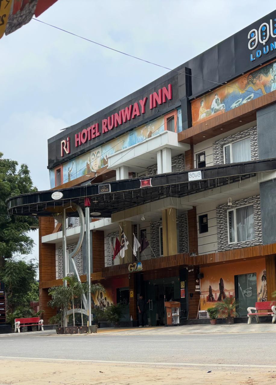 होटल का झाप सड़क पर आल्हा अधिकारी मौन