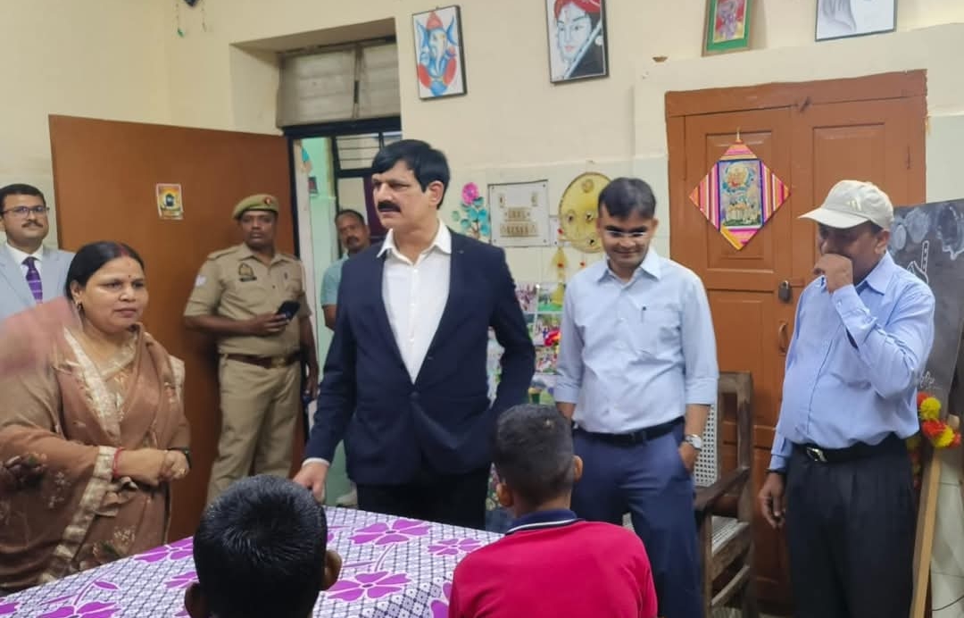 वाराणसी में जिला जज व डीएम का निरीक्षण: बच्चों की पढ़ाई और काउंसलिंग पर विशेष जोर