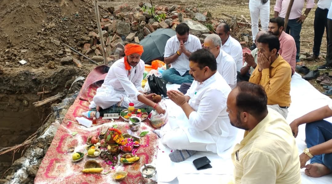 वाराणसी में 19.70 करोड़ की लागत से बनेगा आधुनिक जिला पुस्तकालय, मंत्री रविन्द्र जायसवाल ने भूमि पूजन कर कराया शुभारंभ