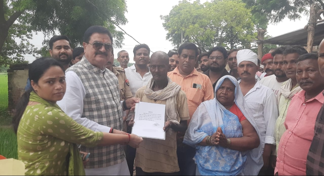 पिण्डरा विधायक डॉ. अवधेश सिंह ने मृतक के परिजन को 4 लाख का प्रमाण पत्र सौंपा