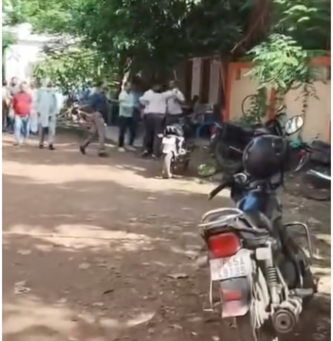 वाराणसी सदर तहसील में वकील और लेखपालों के बीच मारपीट, वीडियो वायरल – वकीलों में आक्रोश