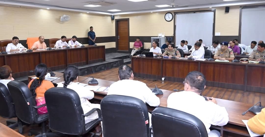 वाराणसी दौरे पर CM योगी आदित्यनाथ – बाढ़ पीड़ितों की मदद, विकास परियोजनाओं की समीक्षा और अपराधियों पर सख्ती के निर्देश