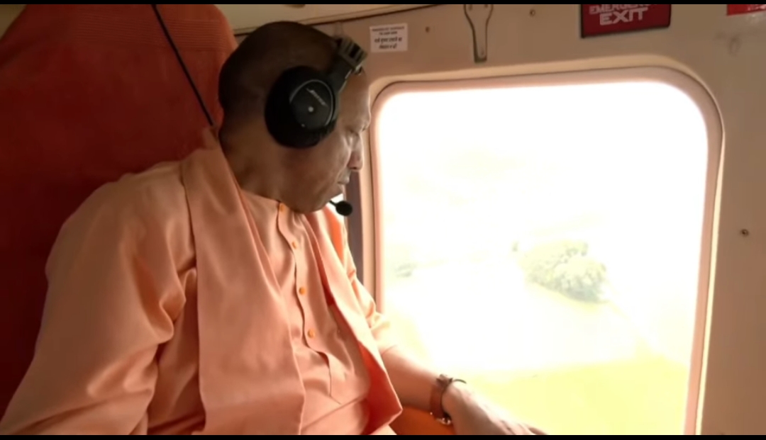 गाजीपुर में बाढ़ प्रभावित इलाकों का हवाई सर्वेक्षण कर रहे हैं मुख्यमंत्री योगी आदित्यनाथ