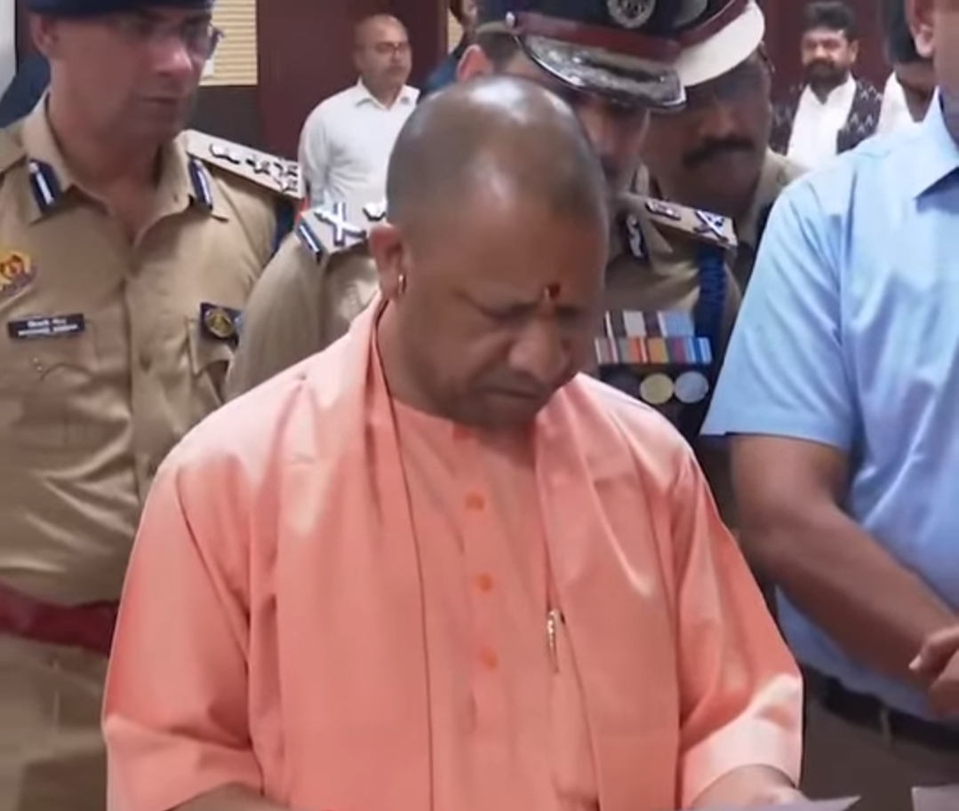 वाराणसी में पहली बार मुख्यमंत्री योगी का जनता दर्शन, सर्किट हाउस में आम जनता से हो रही सीधी मुलाक़ात