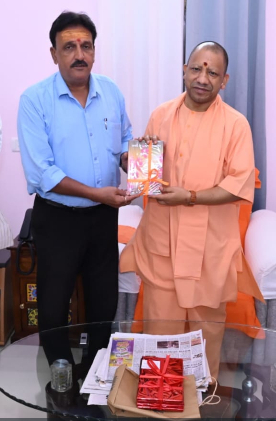 'काशी के द्वादश ज्योतिर्लिंग एवं आदित्य पीठ' पुस्तक का विमोचन सीएम योगी आदित्यनाथ ने काशी में किया 