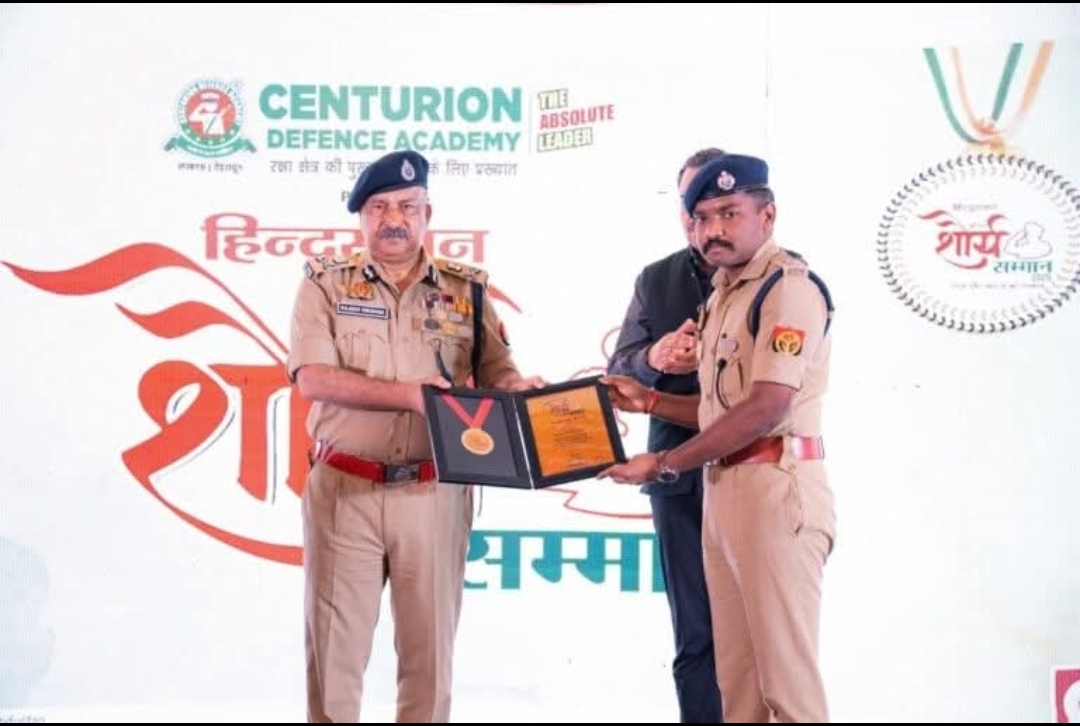 वाराणसी के डीसीपी क्राइम सरवणन टी को मिला शौर्य सम्मान, डीजीपी राजीव कृष्णा ने किया सम्मानित