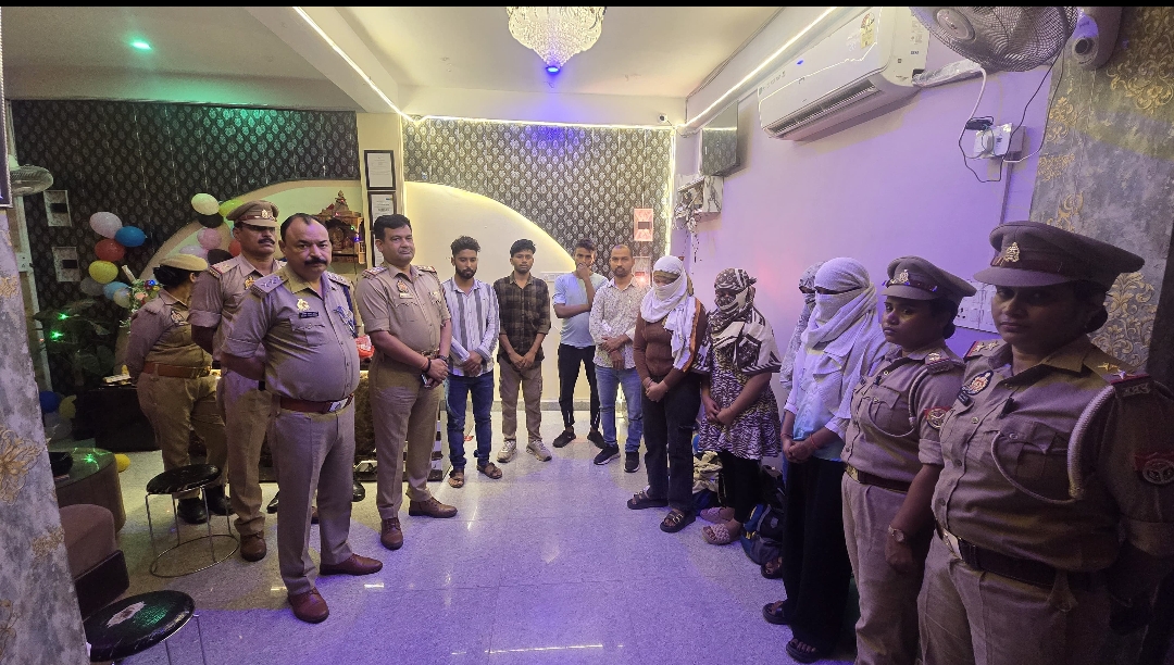 रोहनियां थाना क्षेत्र के भदवर इलाके में वाराणसी कमिश्नरेट की एसओजी-2 का स्पा सेंटर पर छापा