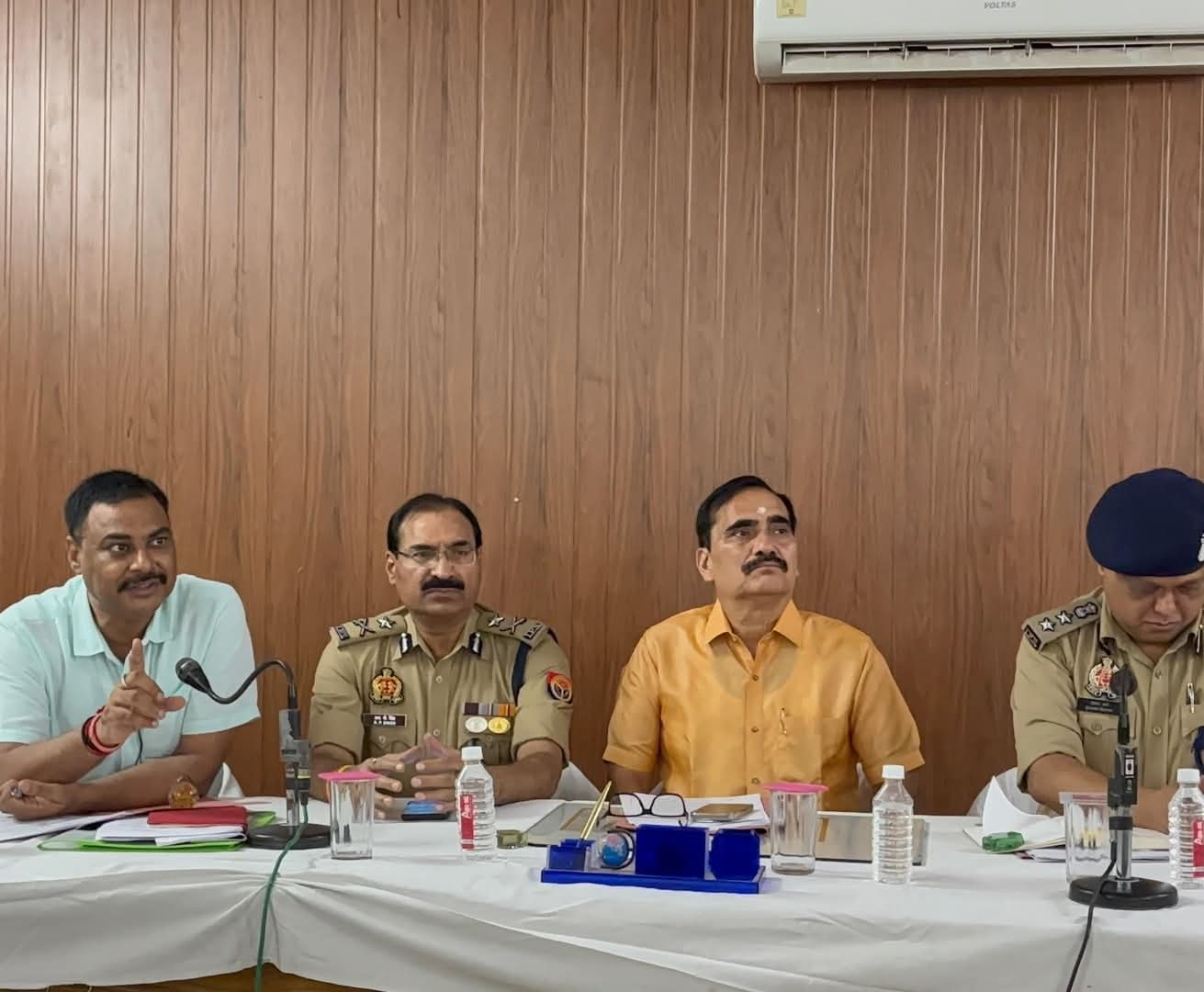 नवरात्रि मेले की तैयारियों पर सख्ती – विंध्याचल में मंडलायुक्त, आईजी और डीएम की मैराथन समीक्षा बैठक