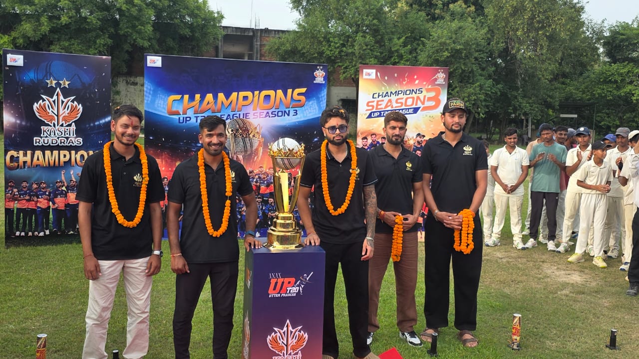 काशी रुद्राज़ ने दूसरी बार यूपी टी20 ट्रॉफी जीतने के बाद काशी विश्वनाथ मंदिर में लिया आशीर्वाद।