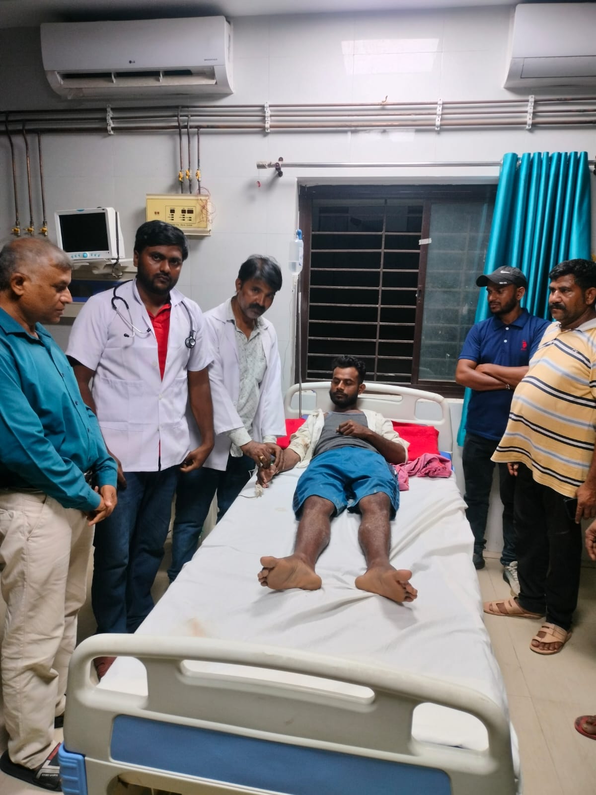 जहरीले साँप के काटने से किसान की हालत बिगड़ी, डॉक्टरों की तत्परता से बची जान