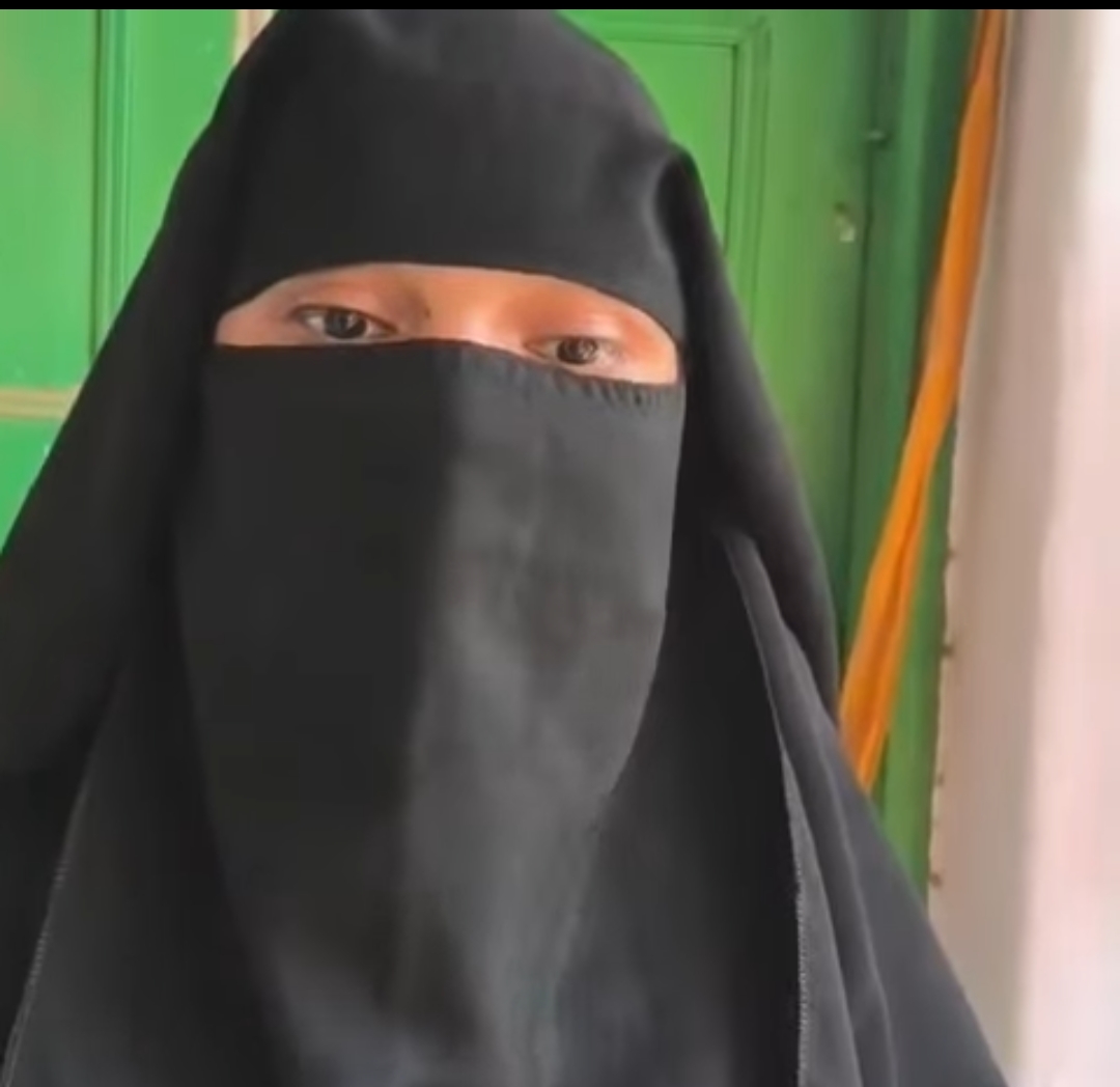 वाराणसी: छेड़खानी का विरोध करने पर महिला को झेलनी पड़ रही गालियां और सामाजिक बहिष्कार, बोली– “कट्टरपंथियों ने घर से निकलना मुश्किल कर दिया”