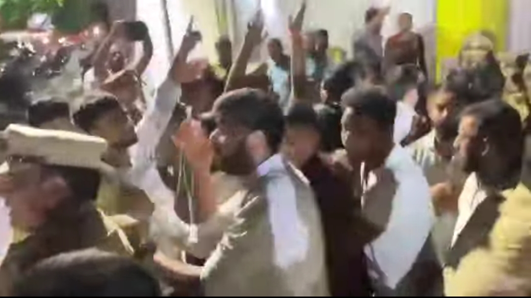 लखनऊ में मंत्री ओपी राजभर के आवास पर बवाल, ABVP कार्यकर्ताओं का हंगामा