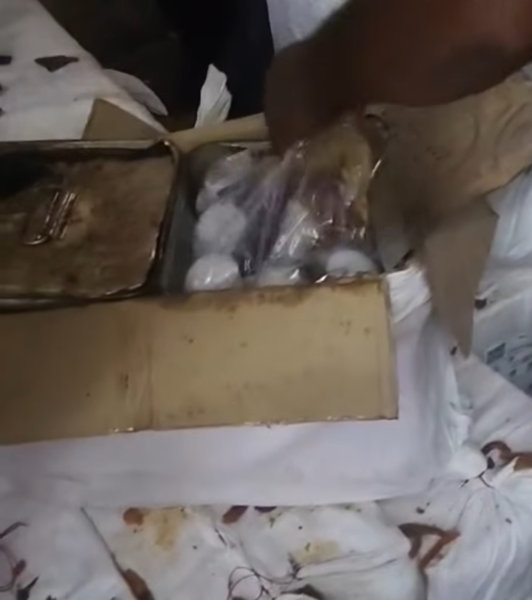 वाराणसी जंक्शन पर बड़ी कामयाबी: आचार के कनस्तरों में छिपाई गई शराब की बोतलें बरामद