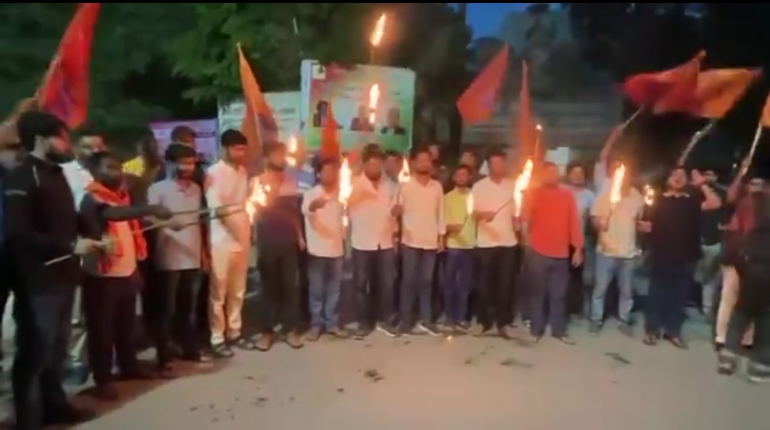 ABVP-BHU छात्रों की मशाल यात्रा: लाठीचार्ज के दोषी पुलिसकर्मियों और रामस्वरूप यूनिवर्सिटी पर कार्रवाई की मांग