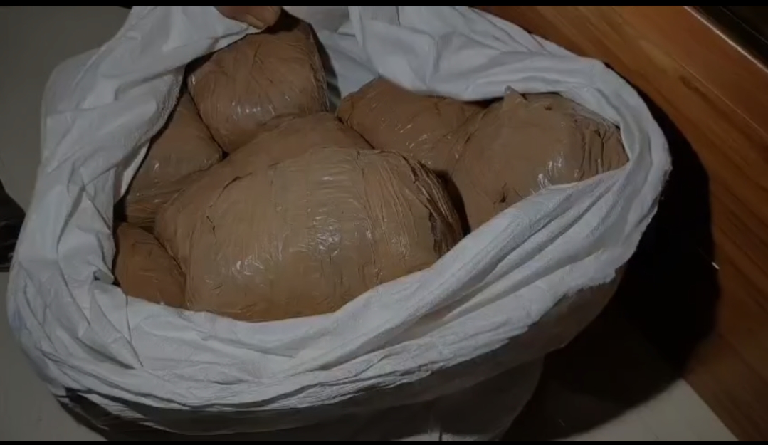 वाराणसी पुलिस की बड़ी कार्रवाई: डीसीएम से 1 क्विंटल गांजा बरामद, तस्कर गिरफ्तार