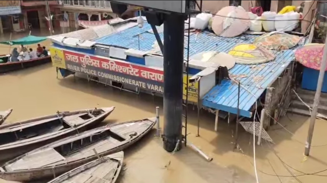 वाराणसी में संकट गहराया – घाटों पर जलभराव, मोहल्लों में घुसा गंगा का पानी.