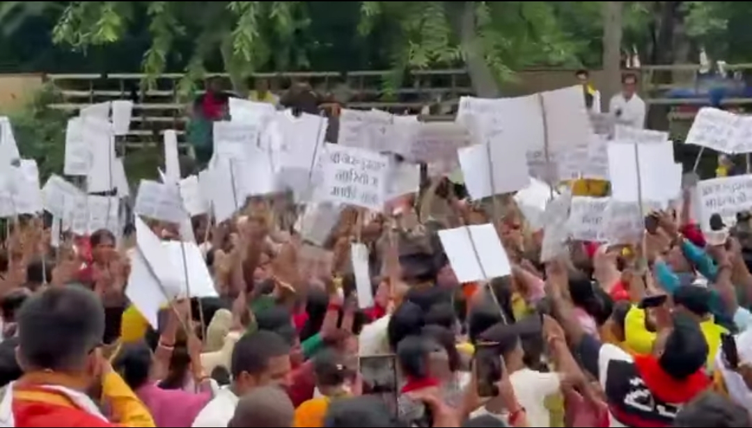 वाराणसी में अनिरुद्धाचार्य के खिलाफ महिलाओं का गुस्सा फूटा – पुतले पर बरसाईं चप्पलें, पुलिस से भिड़ीं