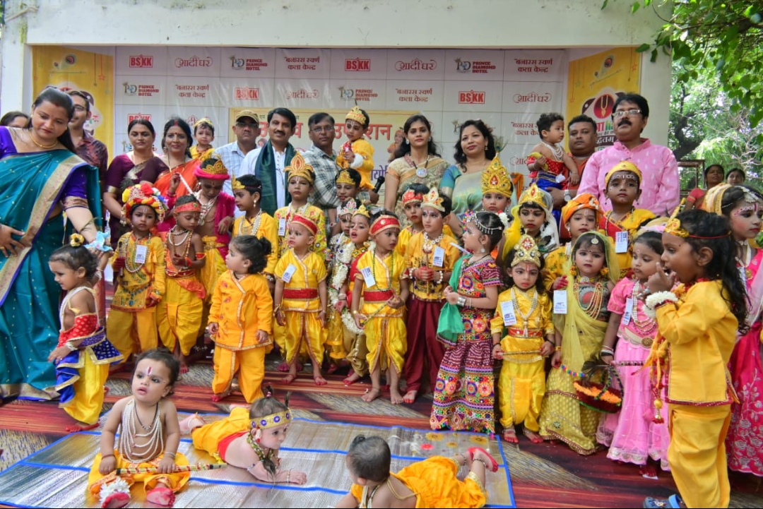 श्रीजी और श्री कृष्ण के बाल स्वरूपों द्वारा मनमोहक झांकियों की प्रस्तुति