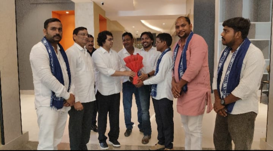 बसपा के राष्ट्रीय संयोजक आकाश आनंद के साथ कार्यकर्ताओं ने चुनावी रणनीति पर की चर्चा