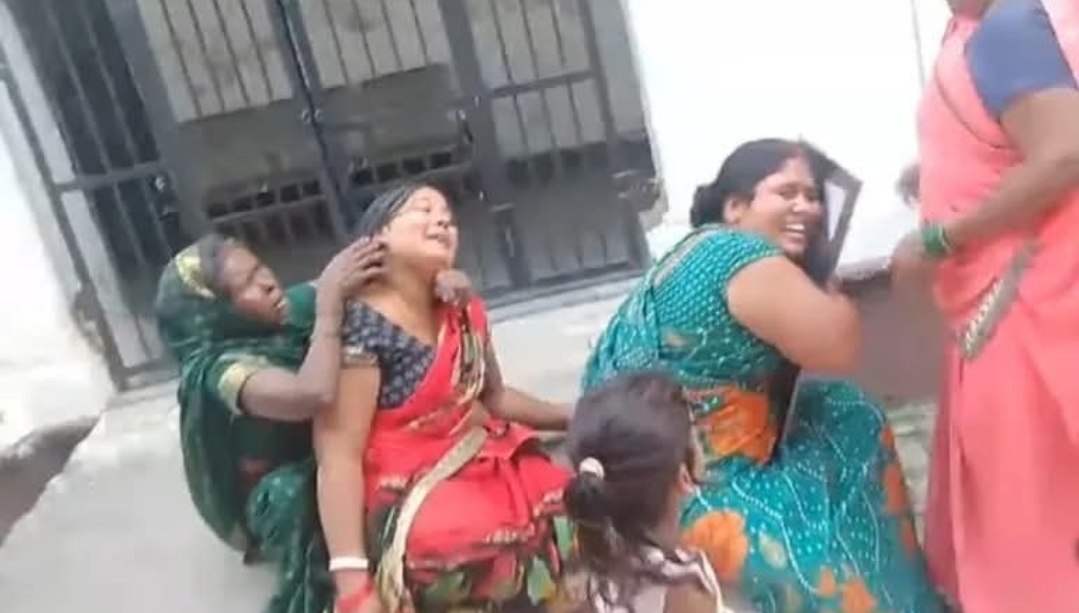 बलिया में तेजाब हमले से झुलसे युवक की मौत, इंसाफ की गुहार लगातीं परिजनों की चीखें गूंजीं DM ऑफिस में