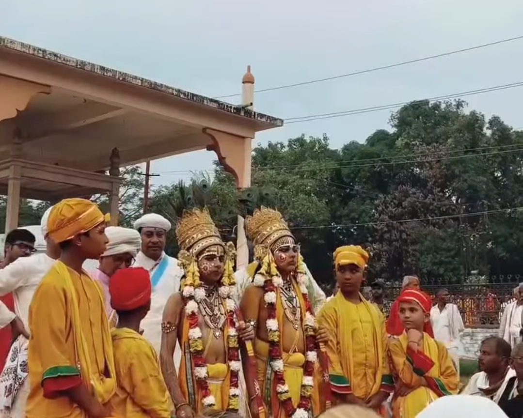 रामनगर_रामलीला के चौथे दिन ‘अष्ट सखी संवाद’ ने भक्ति और श्रृंगार रस से मोहा दर्शकों का मन