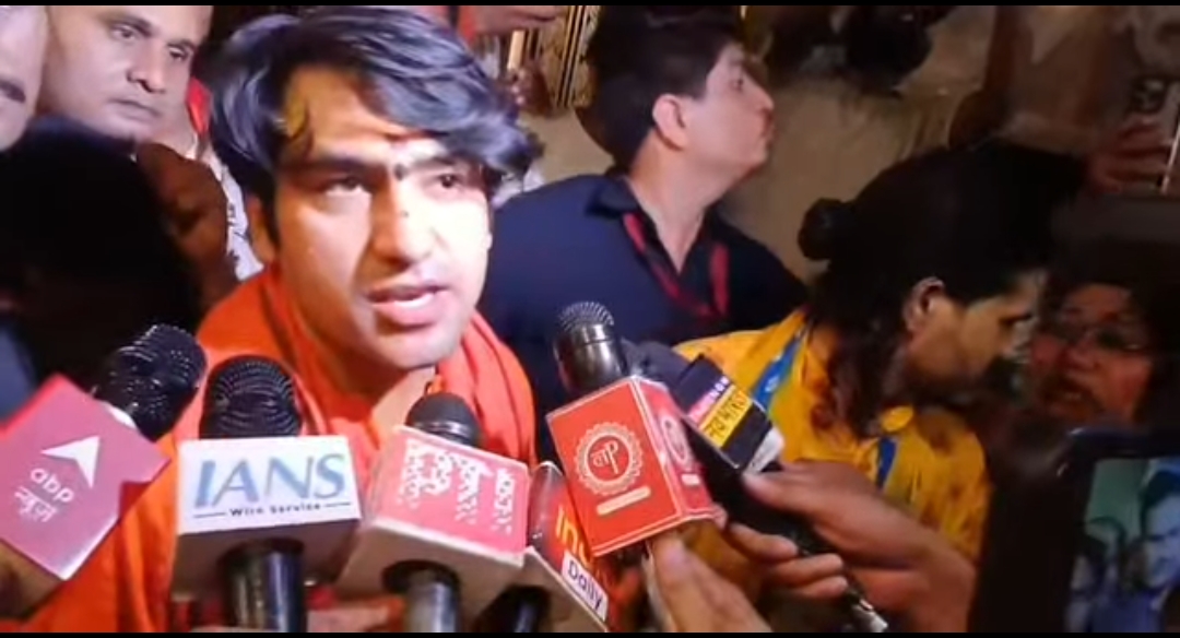 काशी में धीरेंद्र शास्त्री के बड़े बयान – “मां सबकी पूजनीय, मोदी की मां पर राजनीति निंदनीय