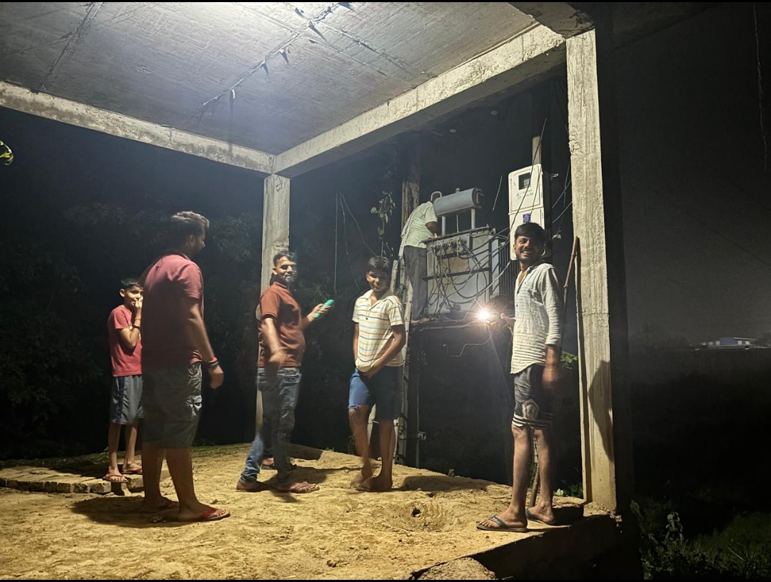 बिजली के खंबे में करंट उतरने से ग्रामीणों में दहशत