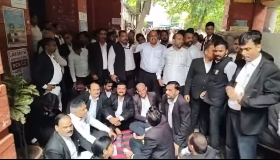 अधिवक्ताओं पर हमले का मामला: संयुक्त बार ने की दरोगा की तत्काल गिरफ्तारी की मांग, आज वाराणसी में न्यायिक कार्य बहिष्कार