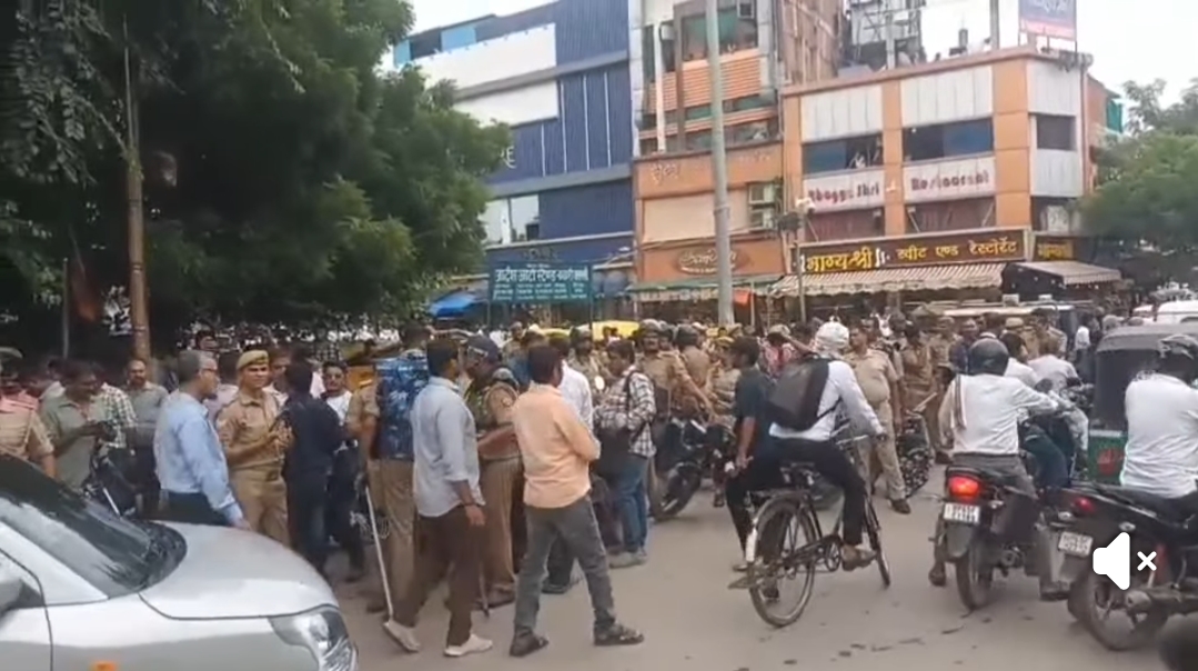 वाराणसी कचहरी में पुलिस-वकील विवाद: दरोगा पर हमले के बाद पुलिस सक्रिय, सीसीटीवी फुटेज से होगी पहचान