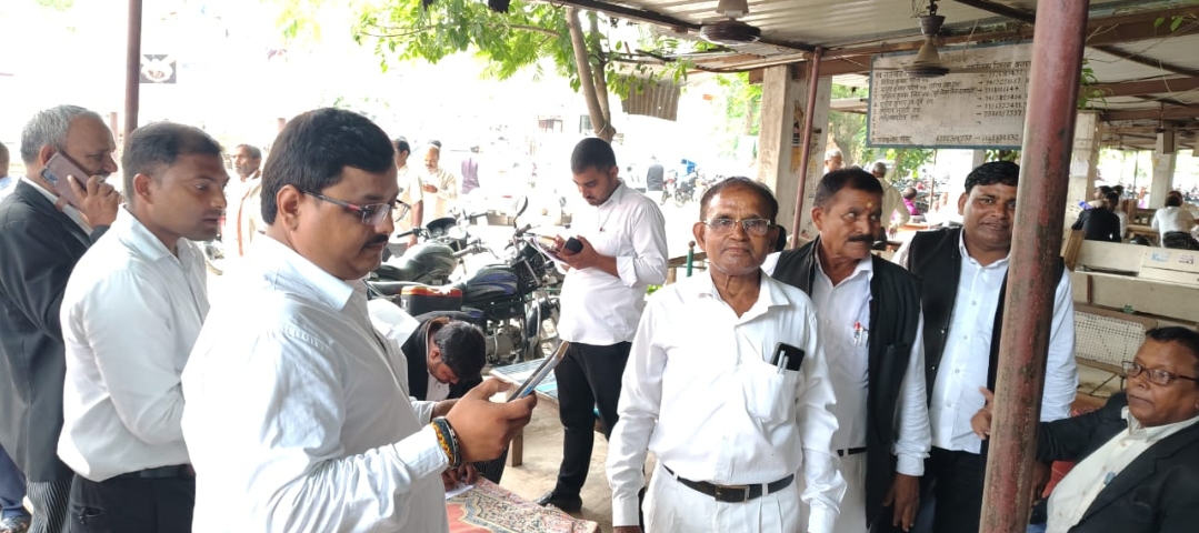 तहसील परिसर फर्जी अधिवक्ता की जांचजांच के दौरान अफरा तफरी का माहौल