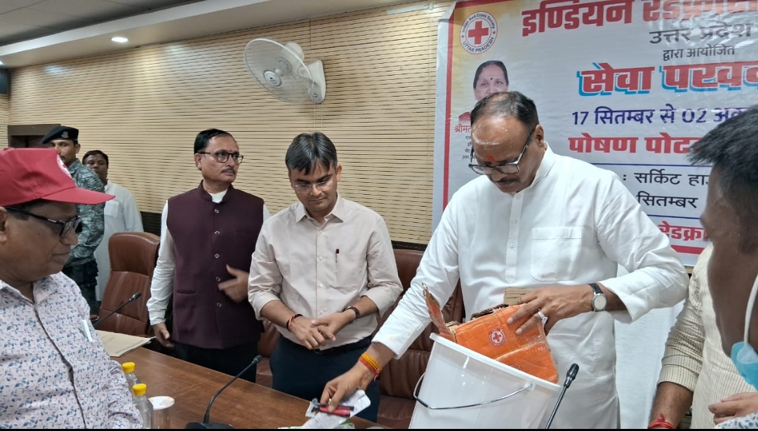 गोद  लिए गये क्षय रोगियों में  उपमुख्यमंत्री ने वितरित किया पोषण पोटली