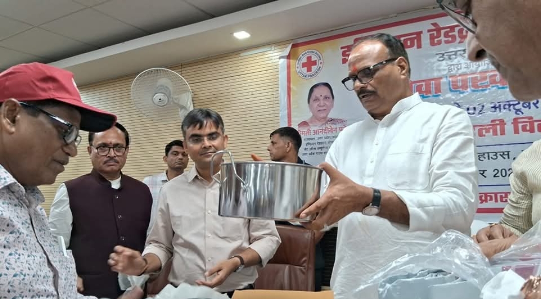 टीबी मुक्त काशी की ओर बड़ा कदम: इंडियन रेड क्रॉस सोसाइटी ने 100 क्षय रोगियों को गोद लिया, डिप्टी सीएम ने बांटी पोषण पोटली