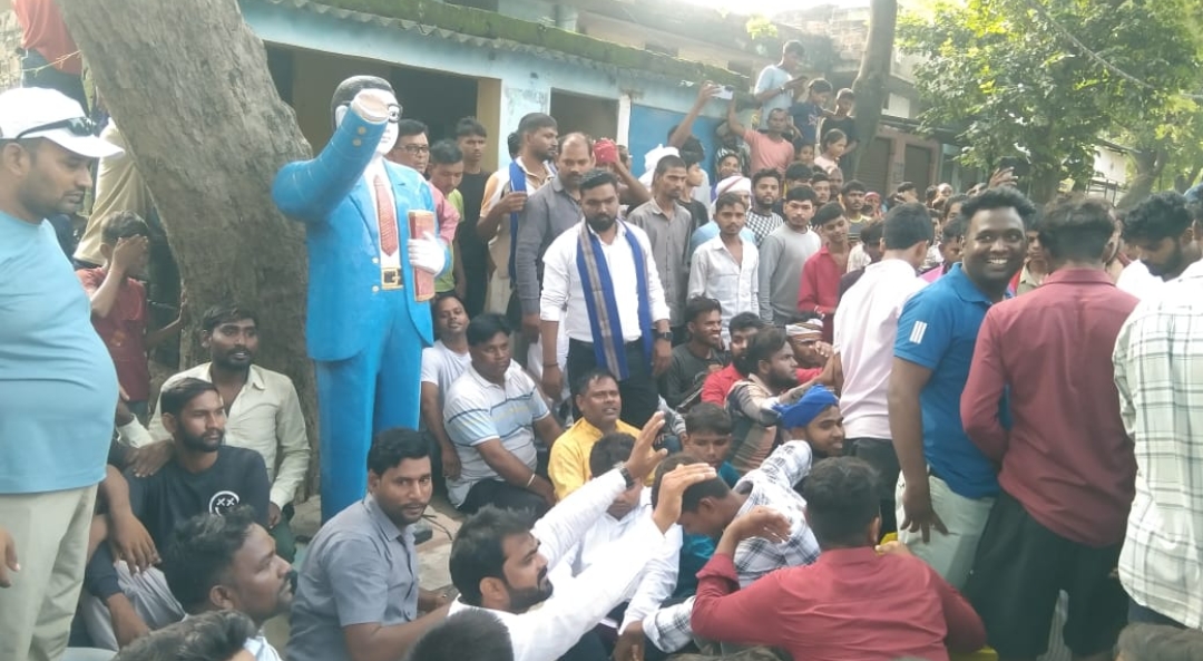 मुर्दहा के औरा में शरारती तत्वों ने बाबा भीमराव अंबेडकर की मूर्ति को किया क्षतिग्रस्त