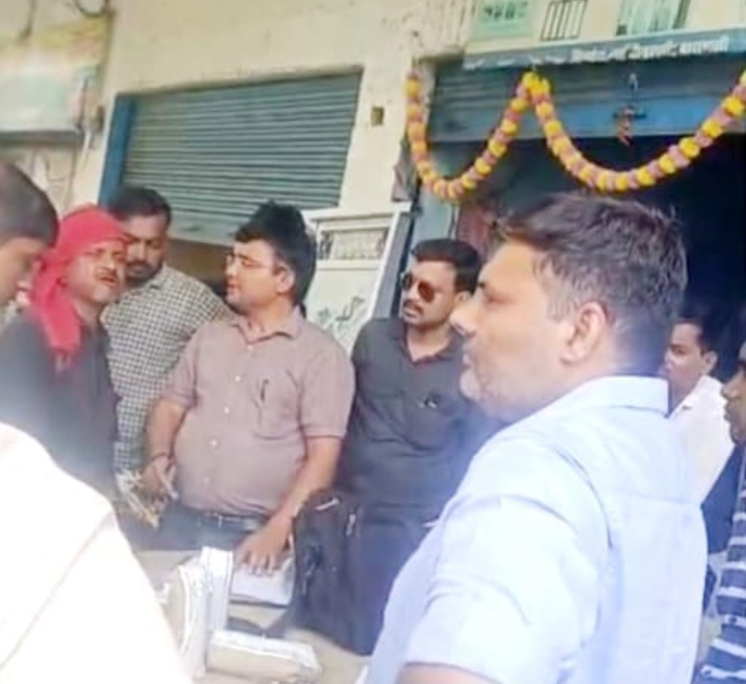 खाद विभाग ने सिंधोरा में लिया सैम्पल, मचा हड़कंप