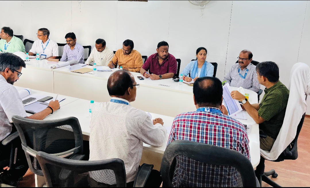 जिलाधिकारी ने एयरपोर्ट विस्तार के संबंध में की बैठक