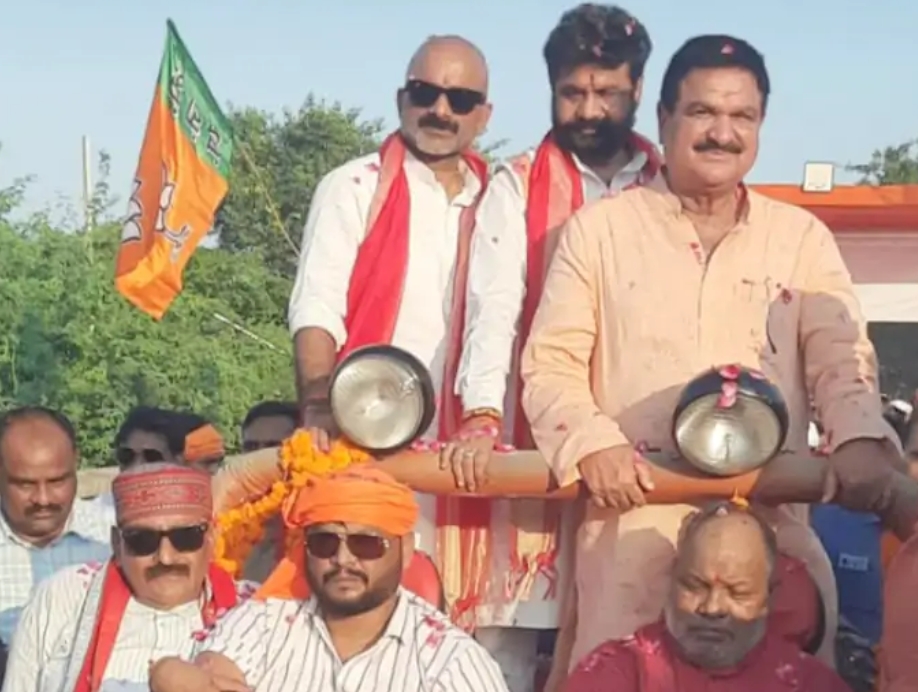 गड़खरा में होम्योपैथिक कॉलेज के शिलान्यास के अवसर पर आयुष मंत्री दयाशंकर मिश्रा दयालु का पिंडरा विधानसभा क्षेत्र में जोरदार स्वागत किया गया