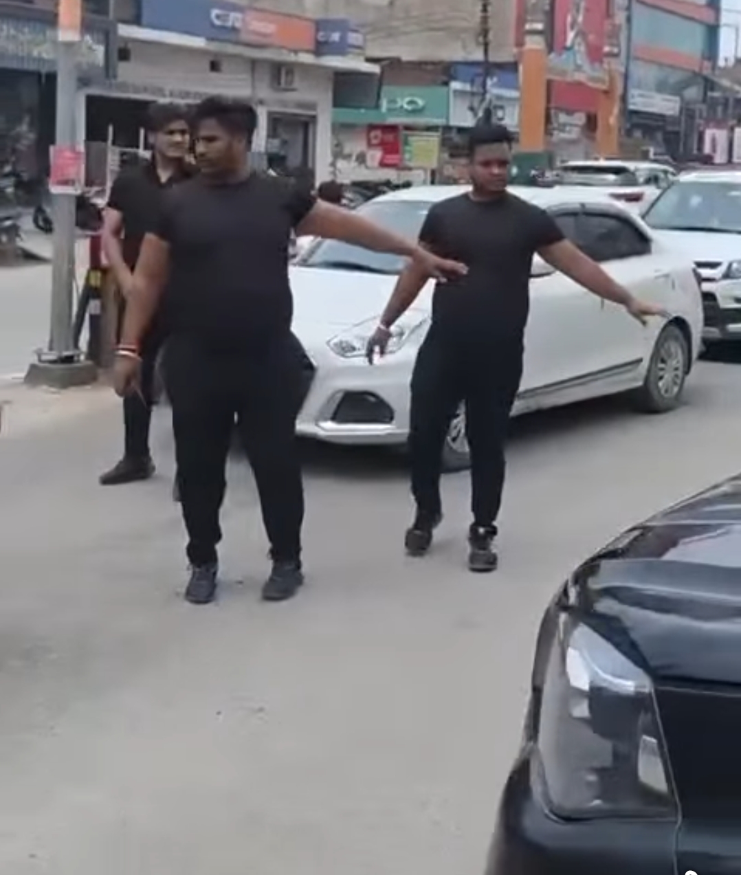 मंत्री नहीं, यूट्यूबर का काफिला! हूटर बजाती लग्ज़री गाड़ियाँ और सड़क पर उतरे बाउंसर