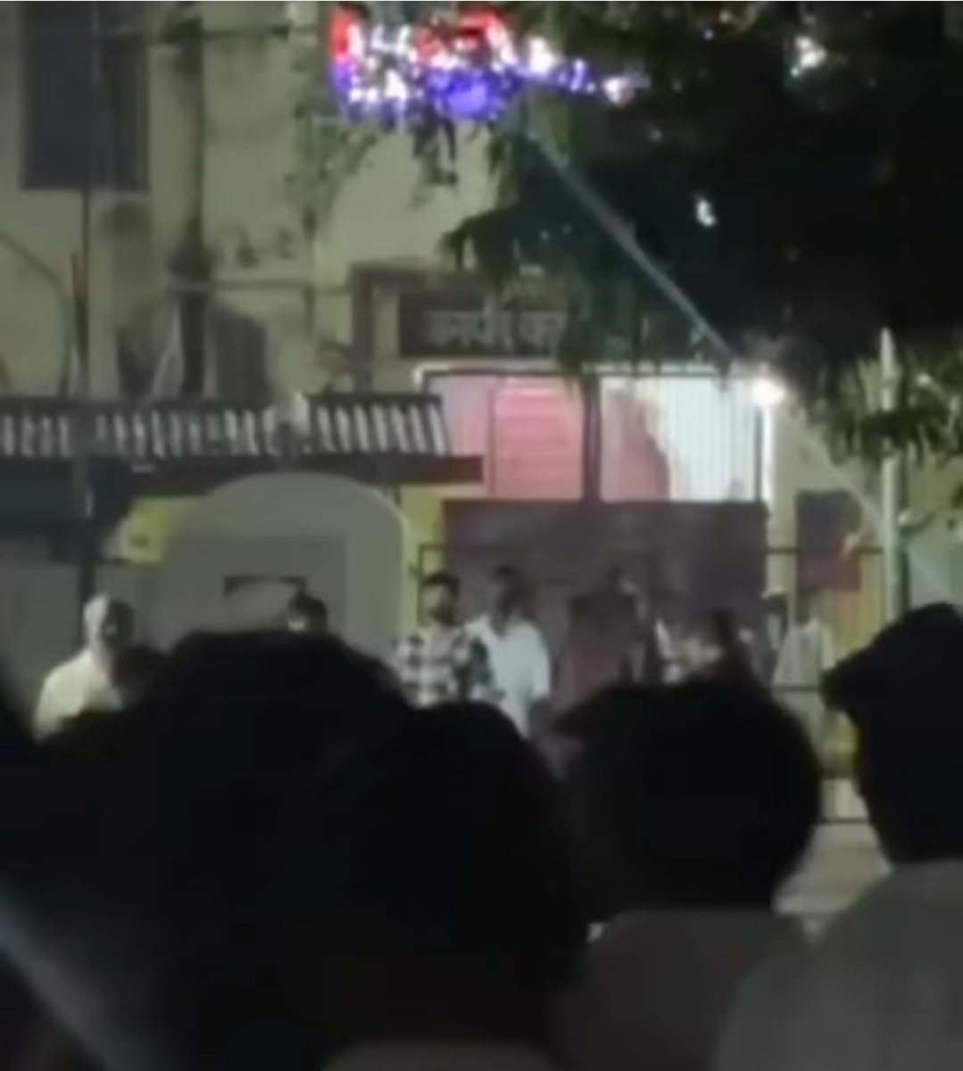 वाराणसी में जमानत पर छूटा आरोपी निकला बाइक जुलूस में, पुलिस ने पकड़ा – कराई माफ़ी और परेड