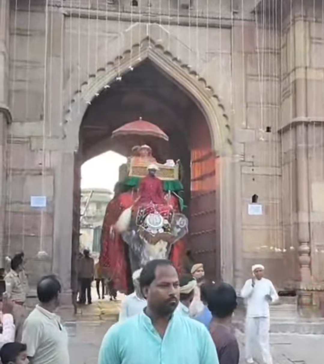 परंपरा और आस्था का अद्भुत संगम: शान से निकला काशीराज परिवार का विजय जुलूस