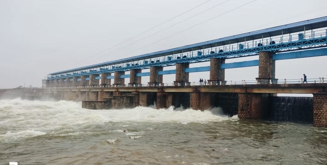 बारिश का कहर: अहरौरा, जरगो और सिरसी बांध के गेट खोले गए, कई क्षेत्रों में बाढ़ का संकट