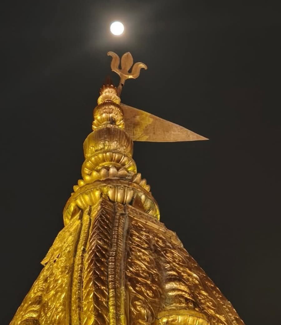 शरद पूर्णिमा की शुभ्र ज्योति में नहाया विश्वनाथ धाम — चांदनी रात में महादेव के शिखर पर हुआ दिव्य अभिषेक