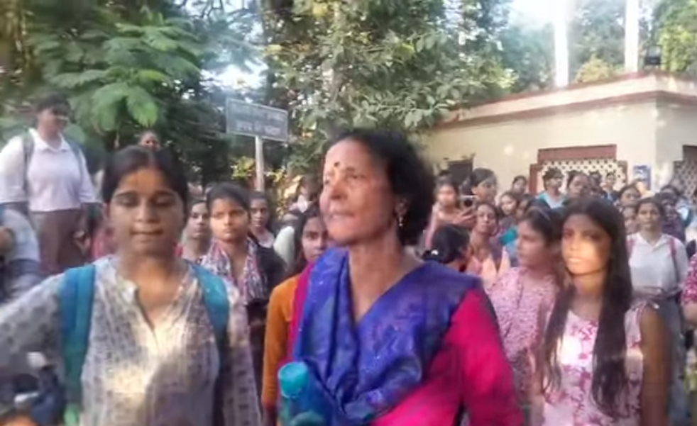 बीएचयू में छात्रा की हार्ट अटैक से मौत से मचा बवाल — छात्राएं उतरीं सड़क पर, इलाज में लापरवाही का आरोप, ‘शेम-शेम’ के लगे नारे