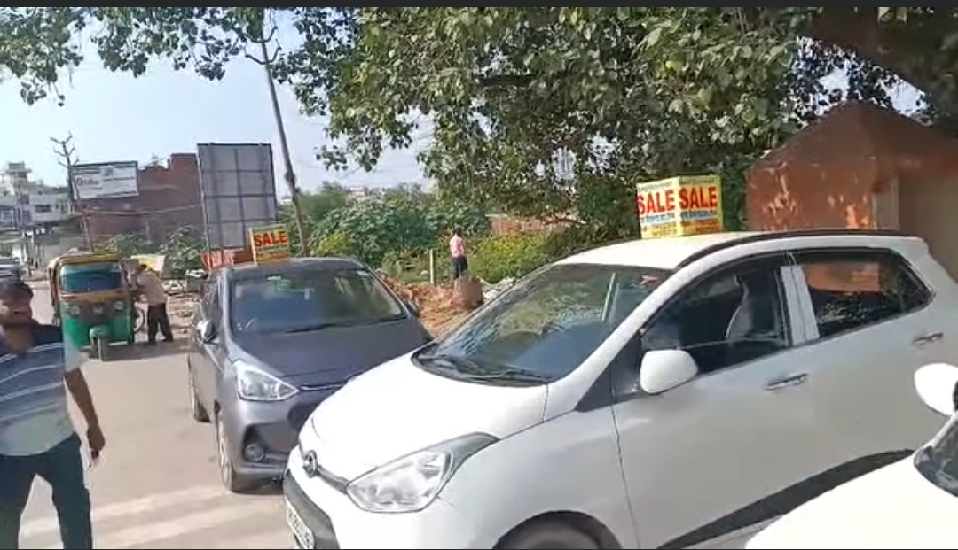 वाराणसी में ट्रैफिक नियमों की सख्ती — सड़क पर कारें खड़ी कर खोल दी बिक्री की दुकान, कैंट पुलिस ने दर्ज कर रपट थमा दिया चालान.
