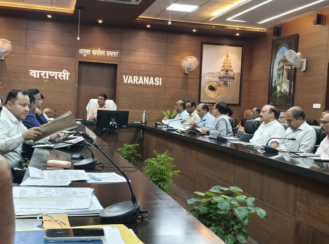 वाराणसी: निर्माणाधीन परियोजनाओं की समीक्षा बैठक, विलंब पर कड़ा निर्देश