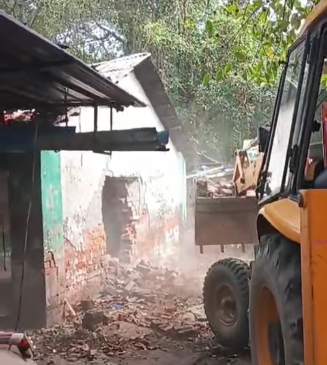 वाराणसी में चिकन-फ्राई मार्केट पर बुलडोजर एक्शन: शॉर्ट सर्किट से लगी थी आग, फटे थे 6 सिलेंडर – कैंटोनमेंट बोर्ड ने अनुबंध किया रद्द