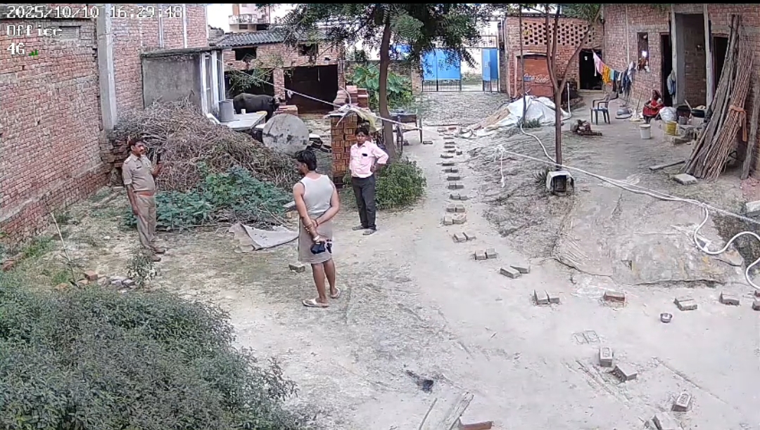 मिर्जामुराद थाना की पुलिस घर में घुसकर क्या कर रही है