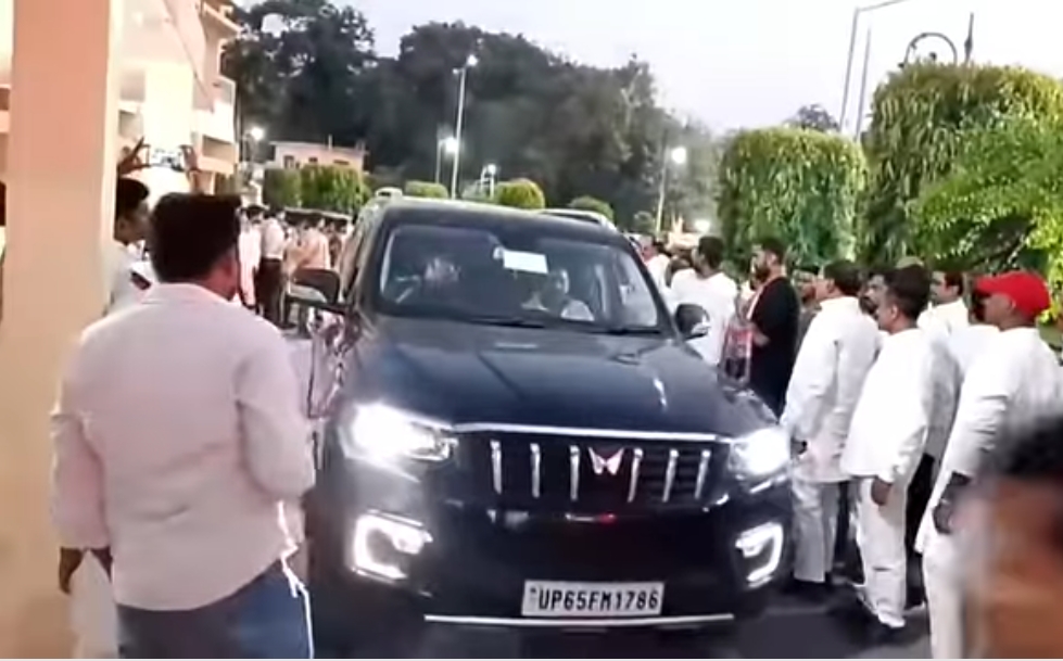 शिवपाल यादव के वाराणसी आगमन पर कार्यकर्ताओं की अफरातफरी — सपा का ‘उत्साह’ बना अव्यवस्था का कारण, सर्किट हाउस का शीशा टूटा, पुलिस पहुंची मौके पर