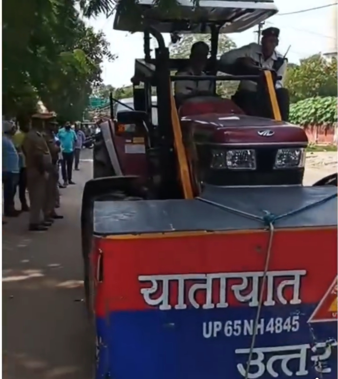 वाराणसी में यातायात पुलिस की सख्त कार्रवाई: मिंट हाउस और पीसीएफ प्लाजा क्षेत्र से अवैध रूप से खड़ी टूरिस्ट बसें सीज, कई वाहनों के चालान